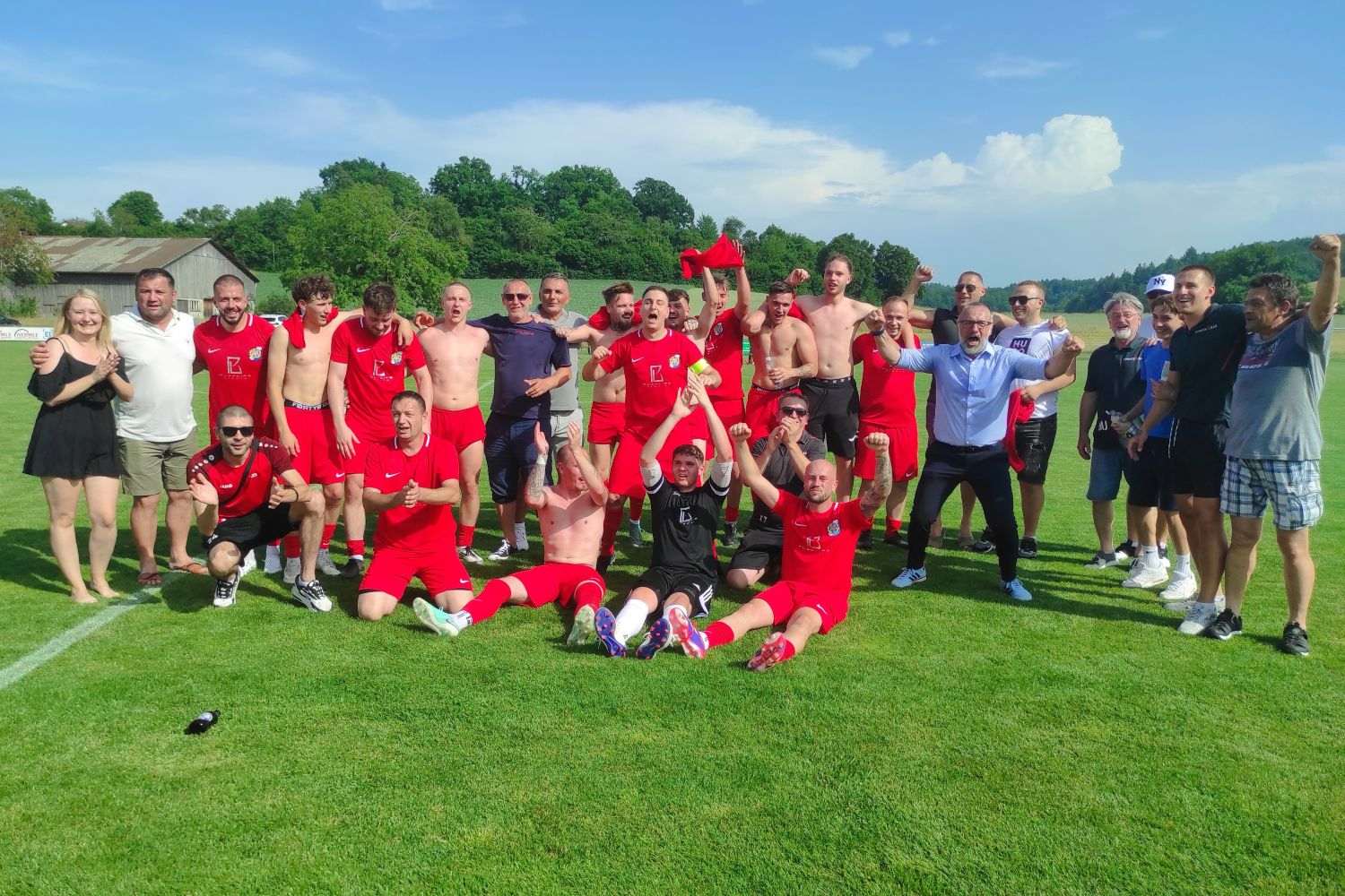 OSTVAREN OSTANAK U KREISLIGI A: Croatia Singen preokretom u drugom poluvremenu ostvarila pobjedu od 4:1 Croatia Singen nakon pobjede za ostanak u ligi / Foto: Fenix (J. Mijić)