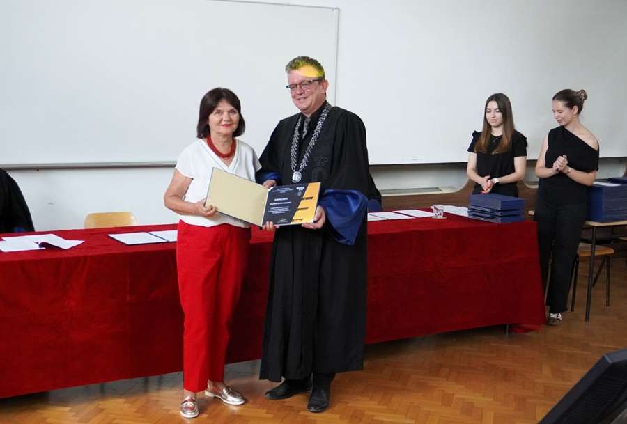 DEKAN FILOZOFSKOG FAKULTETA DODIJELIO PRIZNANJE HRVATSKOJ MATICI ISELJENIKA: U ime Hrvatske matice iseljenika zahvalnicu je primila Vesna Kukavica Dekan Filozofskog fakulteta izv. dr. sc. Domagoj Tončinić i profesorica Vesna Kukavica iz HMI / Foto:Fenix ( Snježana Radoš)