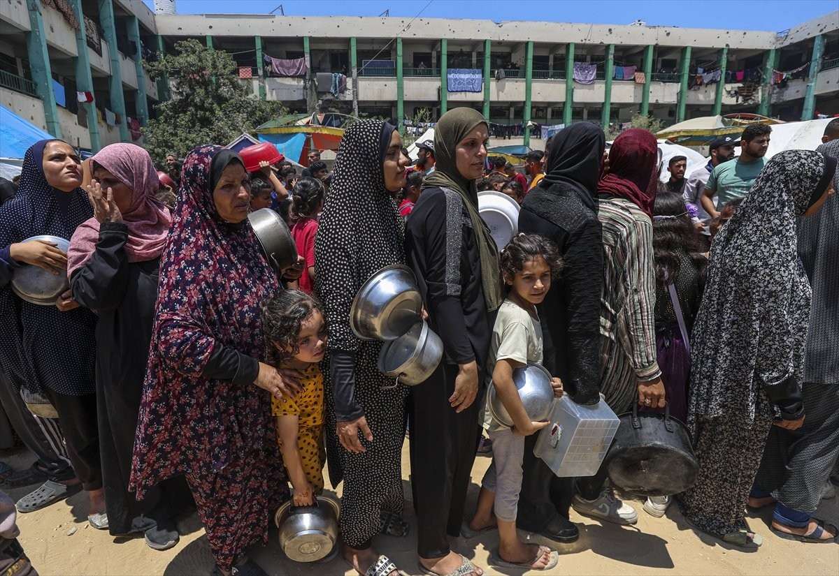 (FOTO) UNRWA: Civili u Gazi meta teških napada dok traže hranu u centrima za pomoć Podjela hrane u Gazi / Foto: Anadolu