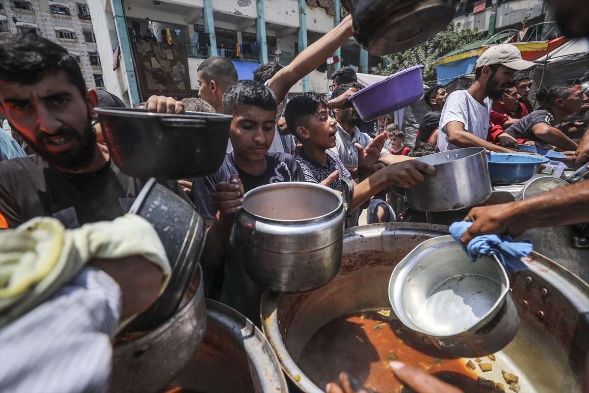 (FOTO) UNRWA: Civili u Gazi meta teških napada dok traže hranu u centrima za pomoć Podjela hrane u Gazi / Foto: Anadolu