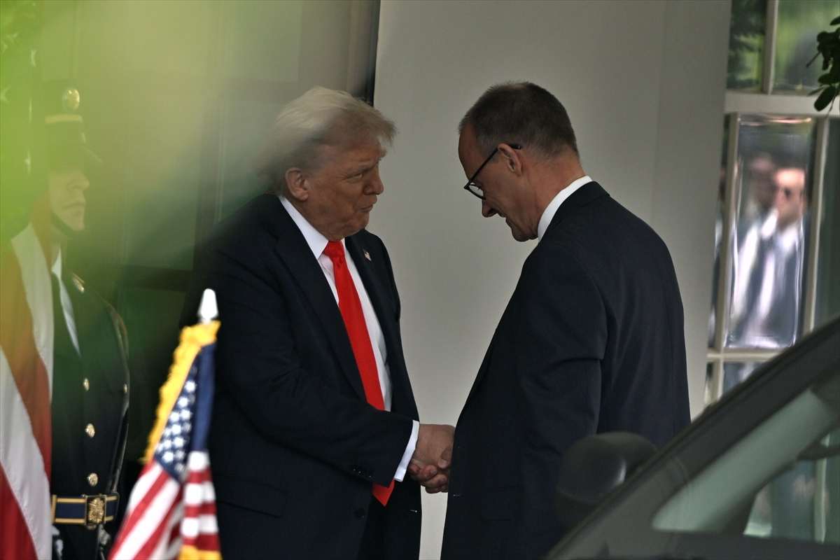 ODJECI KANCELAROVA POSJETA BIJELOJ KUĆI: Merz zadovoljan razgovorom s Trumpom iako je od 40 minuta govorio samo 3 minute i 50 sekundi Američki predsjednik Donald Trump i njemački kencelar Friedrich Merz pred sastanak u Bijeloj kući / Foto: ANadolu