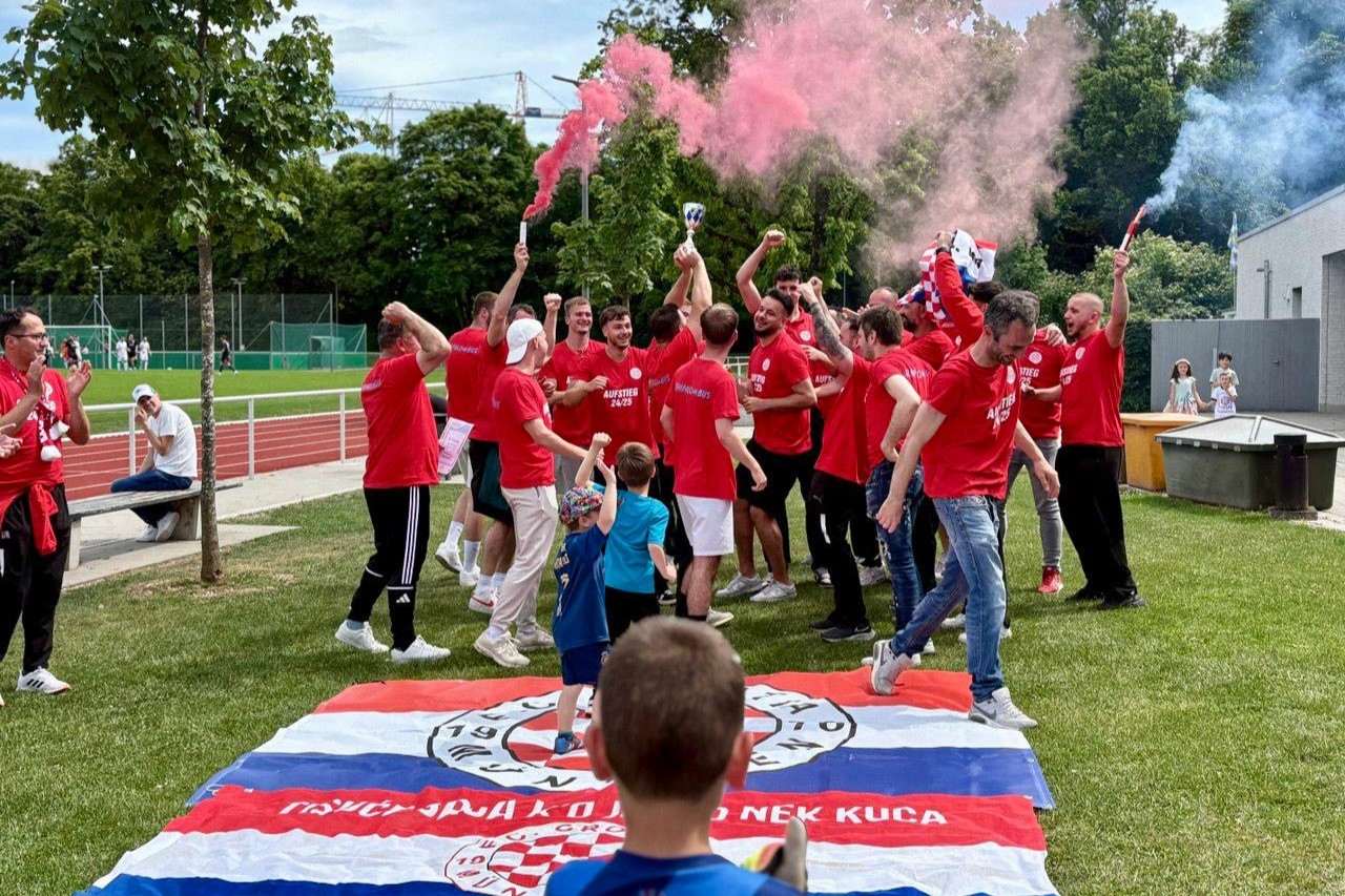USPJEH HRVATA IZ MÜNCHENA: Druga momčad Croatije München postala prvak B-Klasse Slavlje igrača druge momčadi Croatije München / Foto: Fenix (SIM)