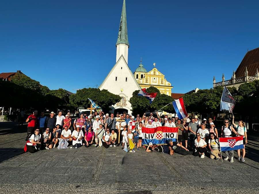HRVATSKI VJERNICI IZ BAVARSKE HODOČASTILI U ALTÖTTING: Pješačenje, molitva i zajedništvo Tradicionalno hodočašće u Marijansko svetište u Altöttingu / Foto: Nevenka Jeličić