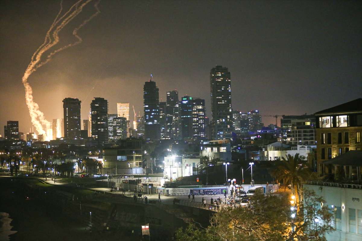 NOVE SERIJE NAPADA TIJEKOM NOĆI: Najmanje 10 ubijenih i 200 ozlijeđenih u Izraelu, Iranski gubici višestruko veći Raketni iranski napad na Tel Aviv Foto: Anadolu