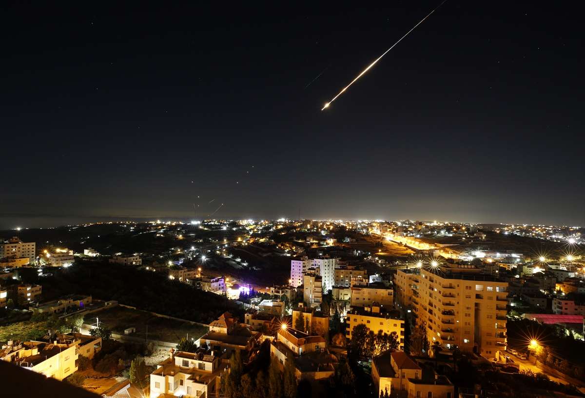 Izraelski Iron Dome odgovara na dolazne iranske balističke rakete iznad Tel Aviva / Foto: Anadolu