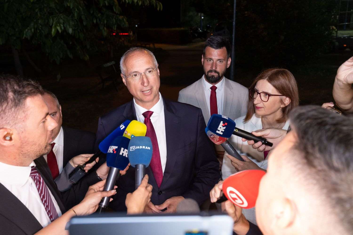 ŠUTA: Naša pobjeda je uvjerljiva. PULJAK: Povlačim se iz politike Ivica Puljak nakon izbornog poraza obraća se novinarima / Foto: Hina