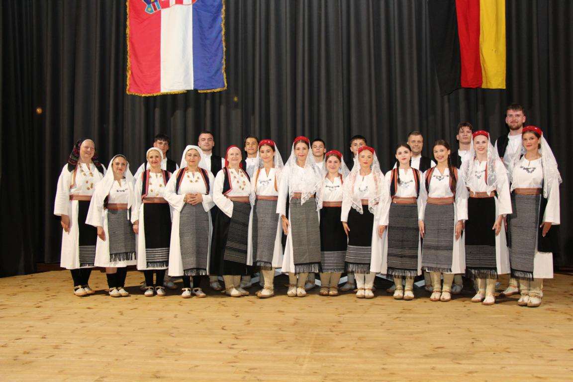 HRVATI U WUPPERTALU NJEGUJU KULTURU: Večer folklora, tradicije i zajedništva u Erkrathu HRVATI U WUPPERTALU NJEGUJU KULTURU: Večer folklora, tradicije i zajedništva u Erkrathu