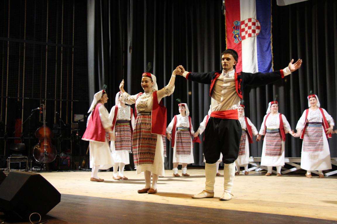 HRVATI U WUPPERTALU NJEGUJU KULTURU: Večer folklora, tradicije i zajedništva u Erkrathu HRVATI U WUPPERTALU NJEGUJU KULTURU: Večer folklora, tradicije i zajedništva u Erkrathu