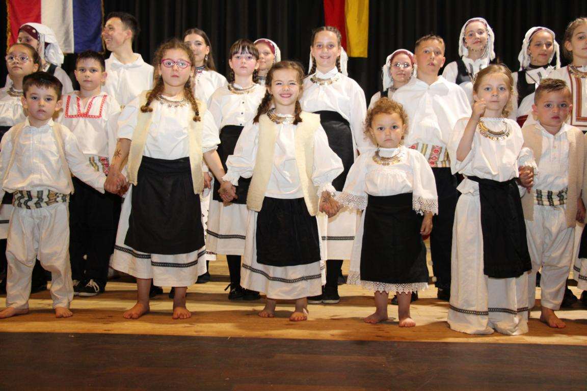HRVATI U WUPPERTALU NJEGUJU KULTURU: Večer folklora, tradicije i zajedništva u Erkrathu HRVATI U WUPPERTALU NJEGUJU KULTURU: Večer folklora, tradicije i zajedništva u Erkrathu