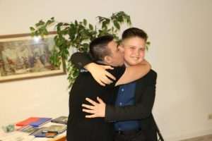 Natjecatelj Filip Tomić i mladi pijanist Josip Nikola Garić/ Foto: Fenix (MD)