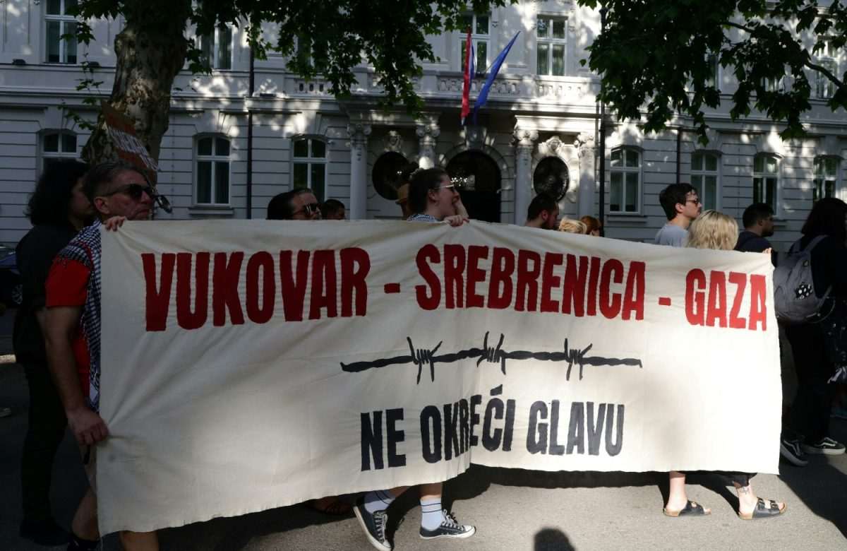 Sudionici Marša za Palestinu sa stransparentima / Foto: Hina