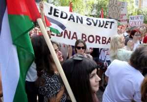 "MARŠ ZA PALESTINU" U ZAGREBU: Pozvali Vladu RH da "prestane šutjeti" o izraelskoj agresiji Sudionici Marša za Palestinu sa stransparentima / Foto: Hina