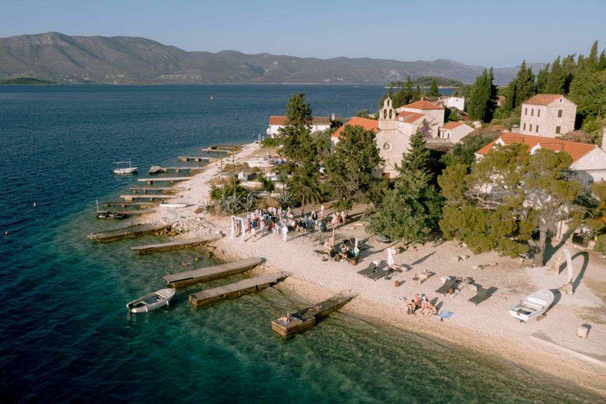LJUBAV NA OTOKU TIŠINE: Agnes i Florian iz Münchena izrekli sudbonosno "da" na bajkovitom Vrniku LJUBAV NA OTOKU TIŠINE: Agnes i Florian iz Münchena izrekli sudbonosno "da" na bajkovitom Vrniku