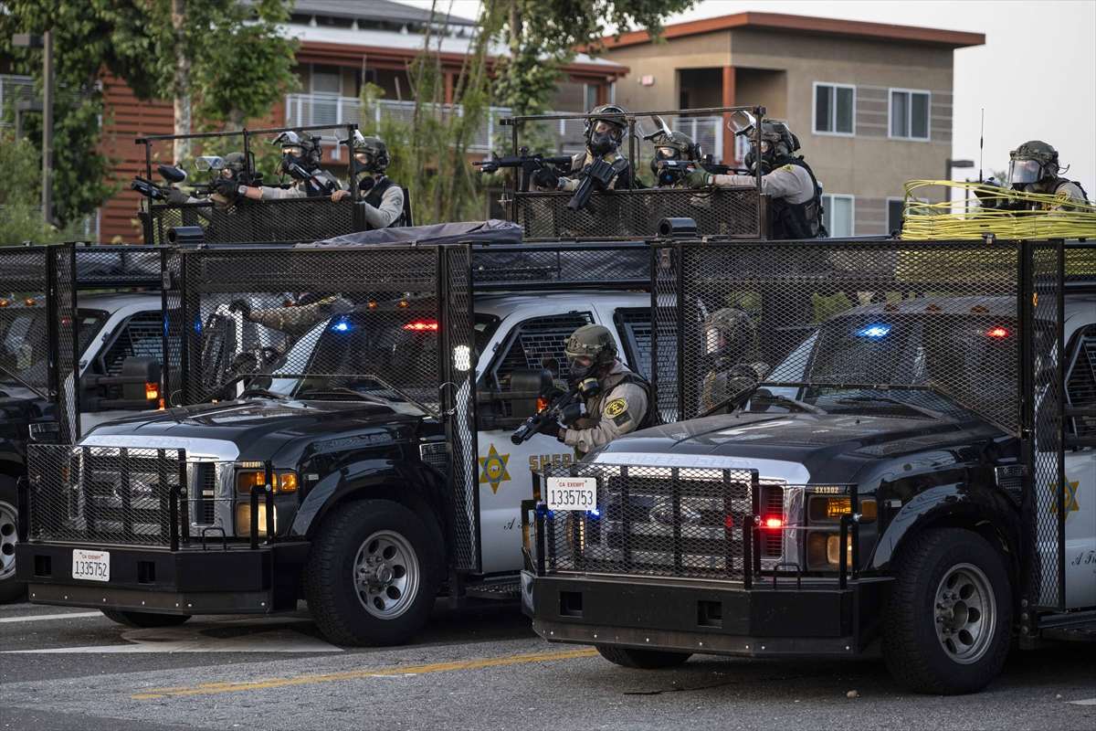 PROSVJEDI U LOS ANGELESU: Trump naredio raspoređivanje 2.000 pripadnika Nacionalne garde Policija u Los Angelesu / Foto: Anadolu