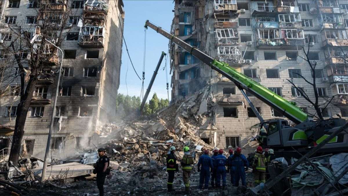 U smrtonosnom ruskom napadu na Kijev pogođenja stambena zgrada / Foto: Anadolu
