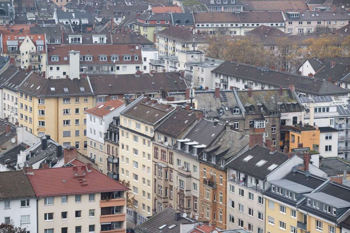 Rund jeder Siebte zahlt mehr als halben Monatslohn für Miete / Foto: Boris Roessler/dpa