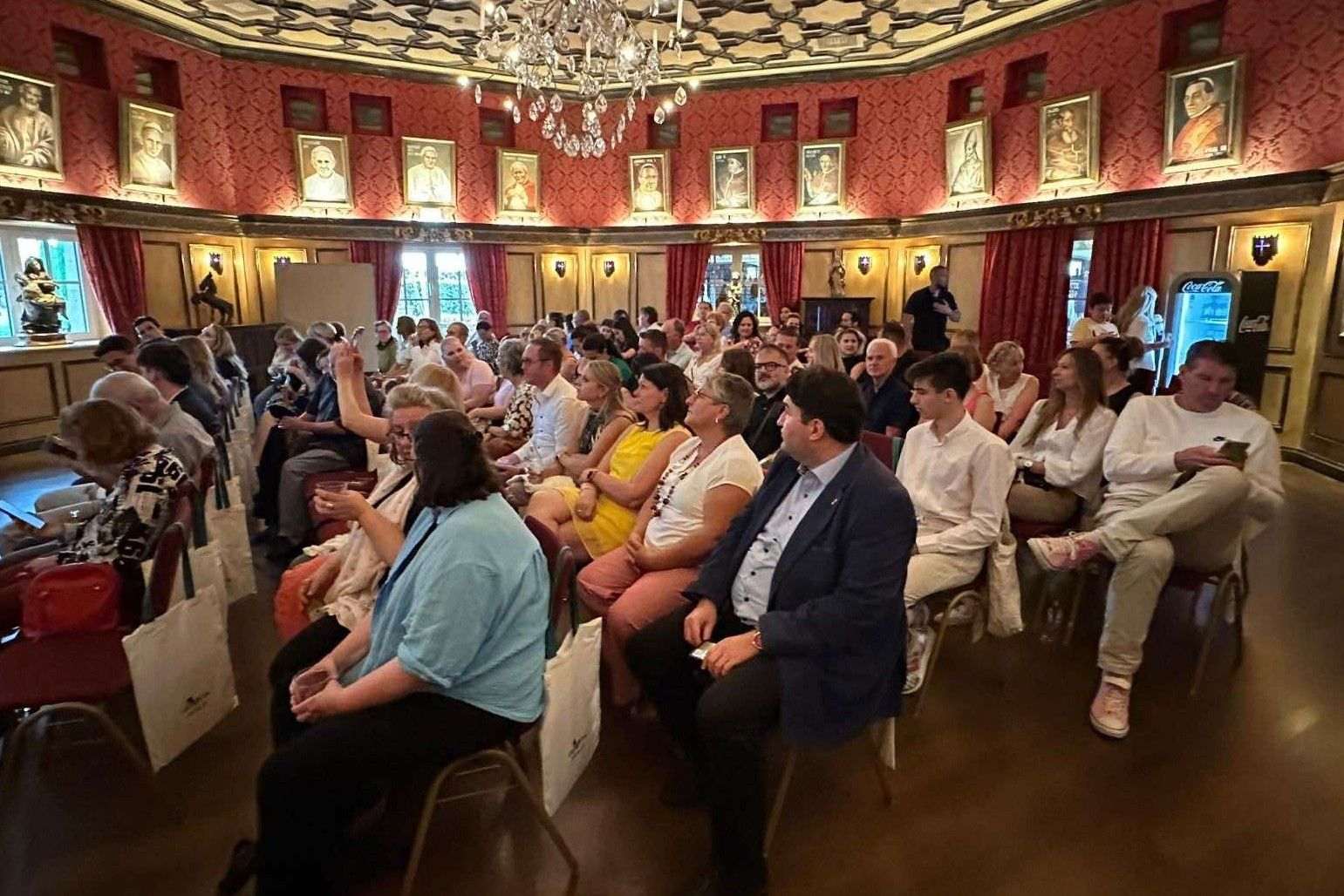 PONUDA HTZ-a PREDSTAVLJENA U EUROPA-PARKU: Predstavništva HTZ-a u Frankfurtu, Münchenu i Parizu upriličili prezentaciju za njemačke i francuske agente u Rustu Gosti prezentacije HTZ-a u Rustu / Foto: HTZ