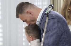 (FOTO) STIPE MIOČIĆ OD DANAS I SLUŽBENO HRVAT: Premijer njemu i obitelji uručio hrvatske domovnice