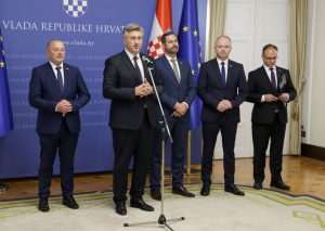 (FOTO) STIPE MIOČIĆ OD DANAS I SLUŽBENO HRVAT: Premijer njemu i obitelji uručio hrvatske domovnice