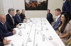 (FOTO) STIPE MIOČIĆ OD DANAS I SLUŽBENO HRVAT: Premijer njemu i obitelji uručio hrvatske domovnice