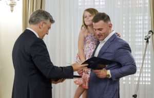 (FOTO) STIPE MIOČIĆ OD DANAS I SLUŽBENO HRVAT: Premijer njemu i obitelji uručio hrvatske domovnice