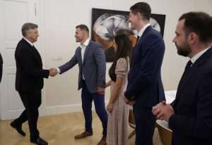 (FOTO) STIPE MIOČIĆ OD DANAS I SLUŽBENO HRVAT: Premijer njemu i obitelji uručio hrvatske domovnice