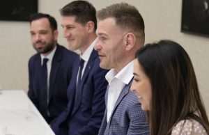 (FOTO) STIPE MIOČIĆ OD DANAS I SLUŽBENO HRVAT: Premijer njemu i obitelji uručio hrvatske domovnice