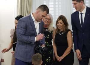 (FOTO) STIPE MIOČIĆ OD DANAS I SLUŽBENO HRVAT: Premijer njemu i obitelji uručio hrvatske domovnice