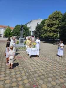 VJERA I TRADICIJA: Vjernici Čakovca proslavili Tijelovo svečanom misom i procesijom
