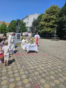 VJERA I TRADICIJA: Vjernici Čakovca proslavili Tijelovo svečanom misom i procesijom