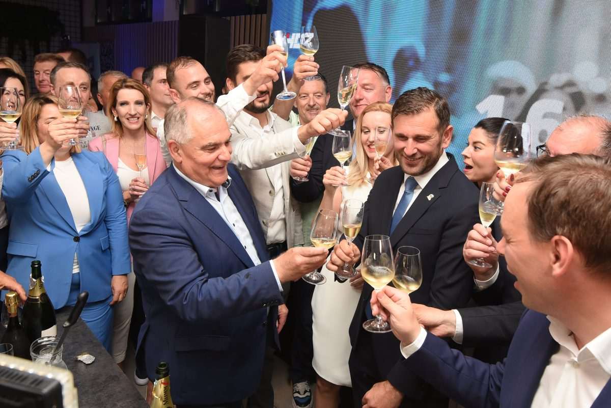 Blaženko Boban i Tomislav Šuta slave sa članovima HDZ-a / Foto: Hina
