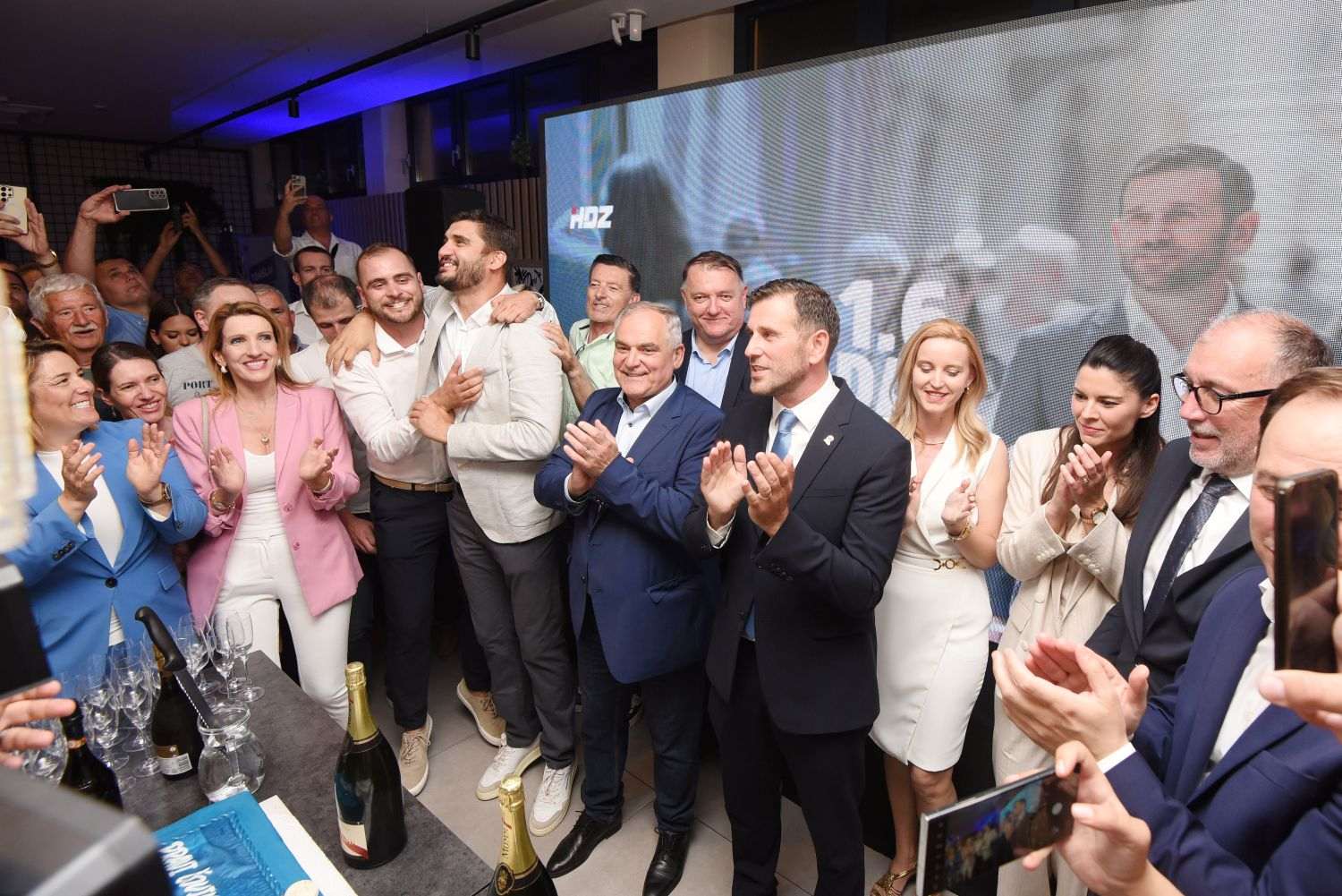 ŠUTA: Naša pobjeda je uvjerljiva. PULJAK: Povlačim se iz politike Blaženko Boban i Tomislav Šuta slave sa članovima HDZ-a / Foto: Hina