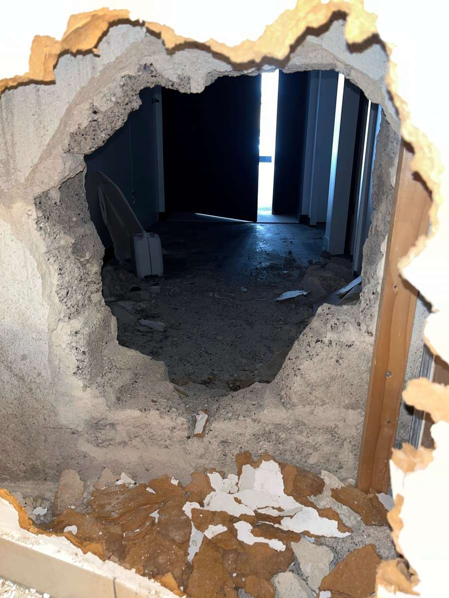 NESTALE U SEKUNDI: Skupocjene cigare nestale, ostala samo rupa u zidu, pogledajte fotografije NESTALE U SEKUNDI: Skupocjene cigare nestale, ostala samo rupa u zidu, pogledajte fotografije