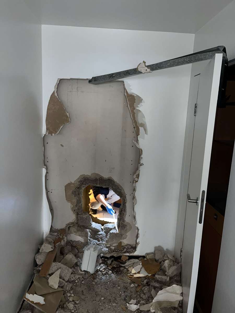 NESTALE U SEKUNDI: Skupocjene cigare nestale, ostala samo rupa u zidu, pogledajte fotografije NESTALE U SEKUNDI: Skupocjene cigare nestale, ostala samo rupa u zidu, pogledajte fotografije