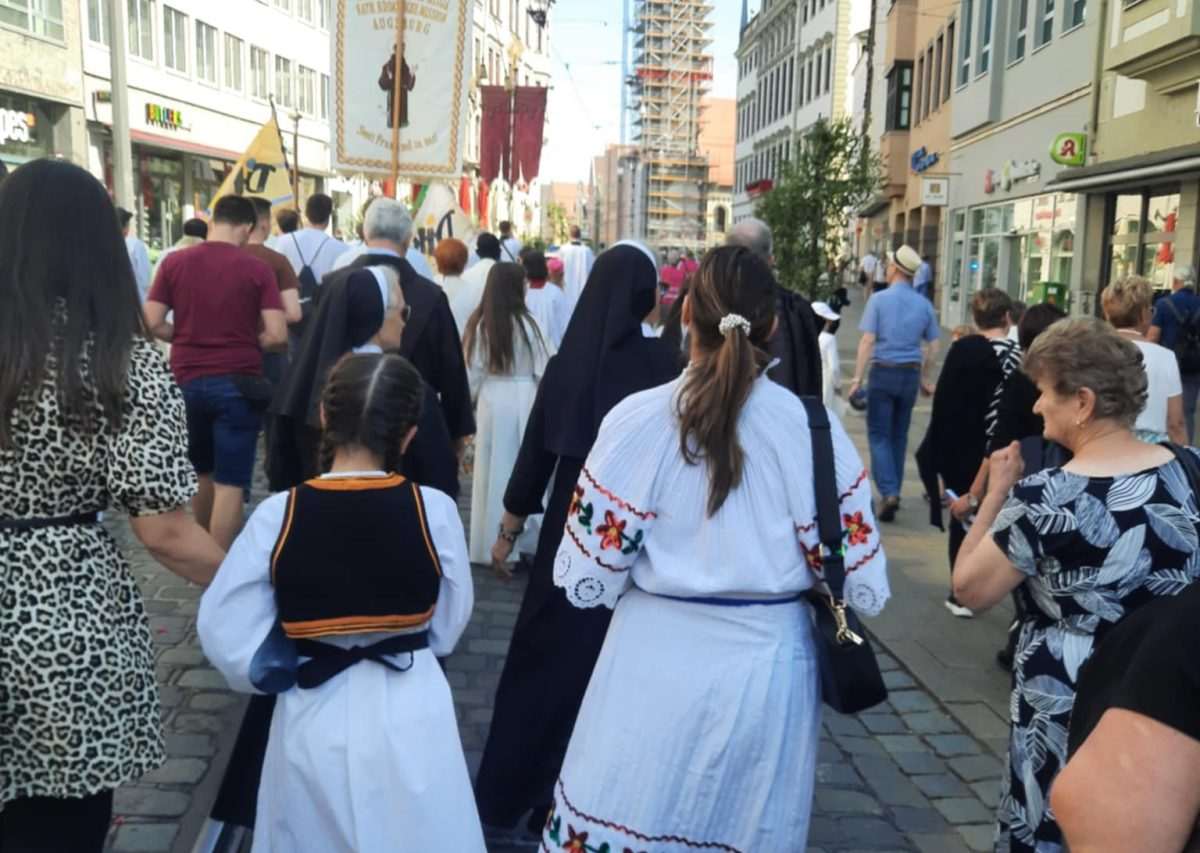 PROSLAVA BLAGDANA TIJELOVA U AUGSBURGU: Hrvatska katolička misija i ove je godine sudjelovala u svečanoj procesiji u čast Presvetog Tijela i Krvi Kristove Proslava blagdana Tijelova u Augsburgu / Foto: Fenix (MR)