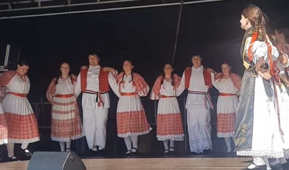 HRVATI NA LJETNOM FESTIVALU U AUGSBURGU: Zapaženi su po narodnim nošnjama, glazbi i gostoljubivosti Hrvati na ljetnom festivalu u Augsburgu / Foto: Fenix (MR)