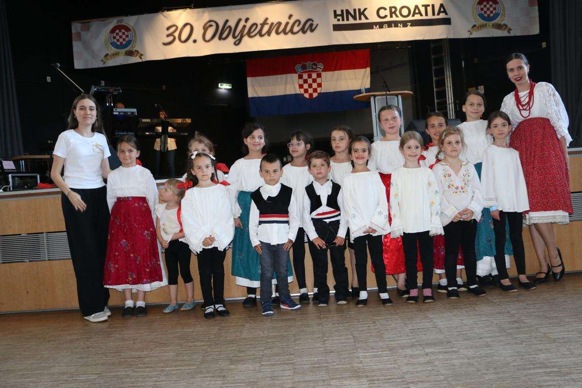 PODSJETILI SU NAS KAKO JE LIJEPO PRIPADATI: Velikom proslavom HNK Croatia Mainz proslavila svoju 30. obljetnicu Mali folklor "Fra Filip Grabovac" / Foto: Fenix (MD)