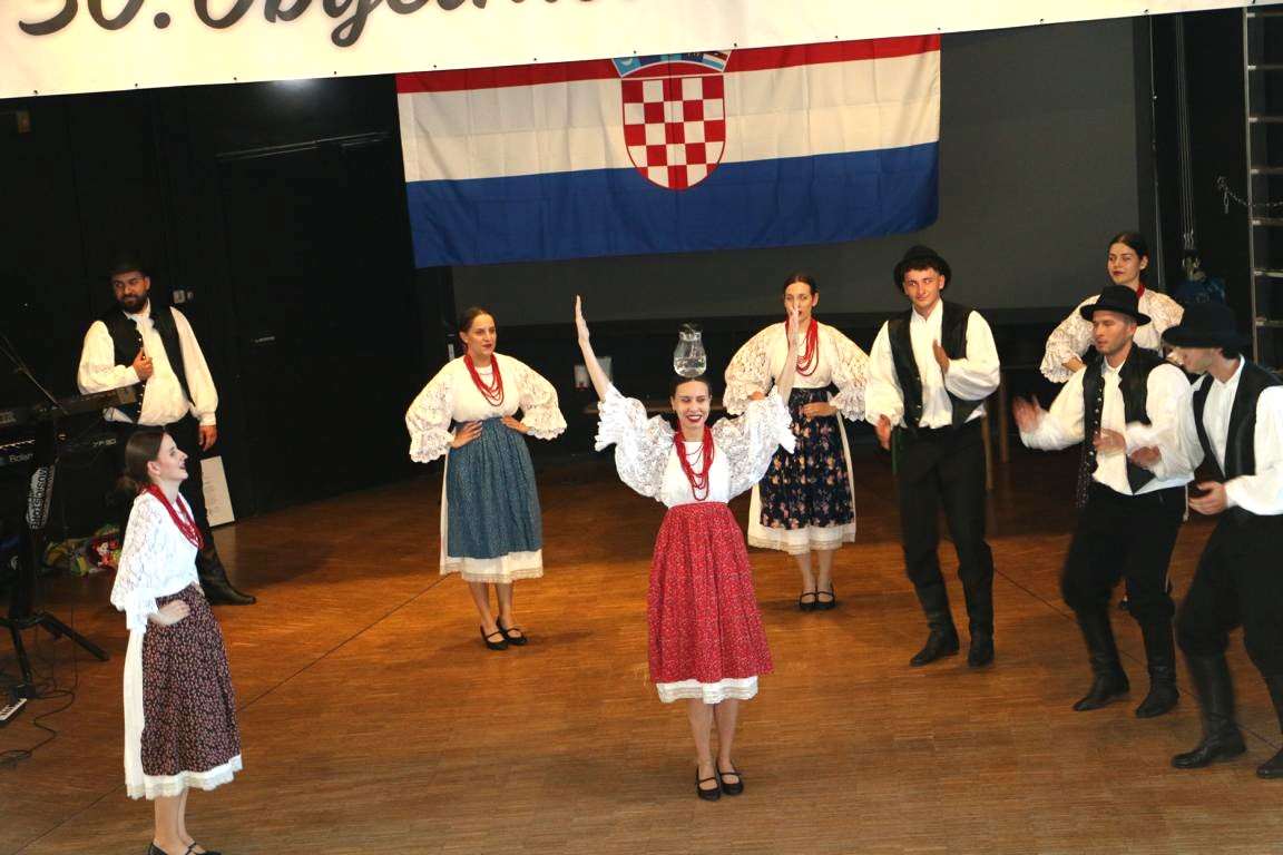 PODSJETILI SU NAS KAKO JE LIJEPO PRIPADATI: Velikom proslavom HNK Croatia Mainz proslavila svoju 30. obljetnicu Folklor "Fra Filip Grabovac" / Foto: Fenix (MD)
