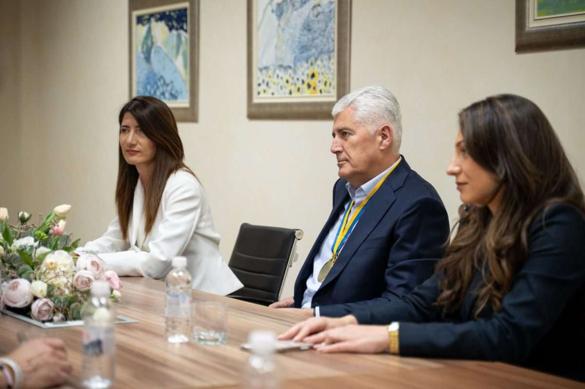 ČESTITKE ZA POVIJESNU SEZONU: Dragan Čović ugostio vodstvo Zrinjskog ČESTITKE ZA POVIJESNU SEZONU: Dragan Čović ugostio vodstvo Zrinjskog