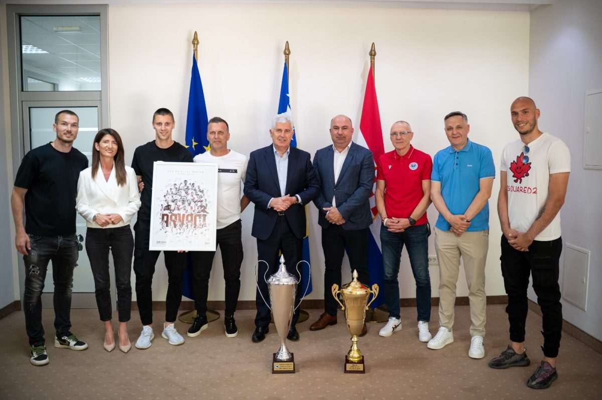 Dragan Čović s predstavnicima Hrvatskog športskog kluba „Zrinjski“ Mostar / Foto: Fenix (HDZ BiH)