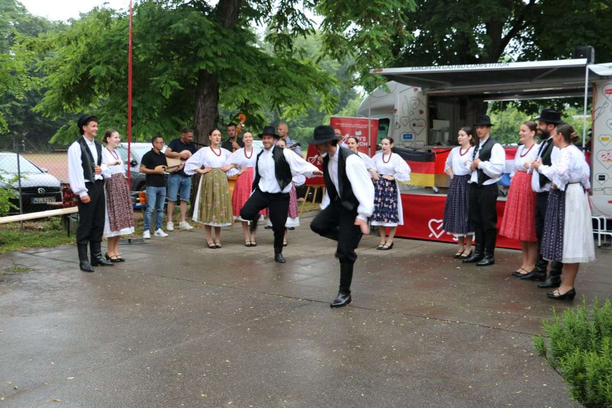 U NATJECANJU SUDJELOVAO I HRVAT: Proglašeni pobjednici 3. međunarodnog gastro natjecanja osoba s invaliditetom „Cupi's Spoon“ u Mainzu Folklor Hrvatske katoličke zajednice Mainz nastupio je unatoč kiši / Foto: Fenix (MD)