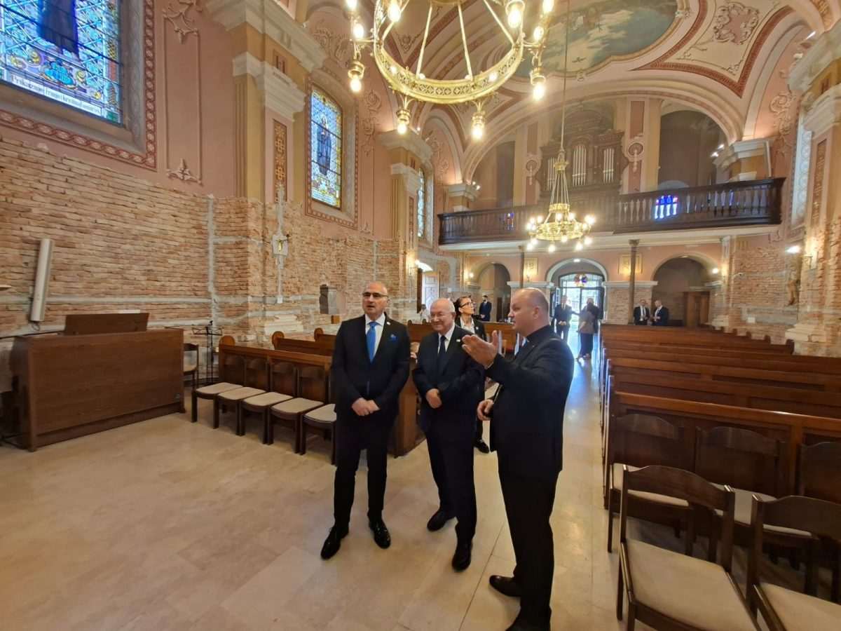 MINISTAR GRLIĆ RADMAN U SRIJEMSKOJ MITROVICI: Razgovarali smo o važnoj ulozi Katoličke Crkve u očuvanju kulturnog, vjerskog i nacionalnog identiteta hrvatske zajednice u ovom dijelu RS Mate Granić, Gordan Grlić Radman i mons. Fabijan Svalina / Foto: Fenix (MVEP)