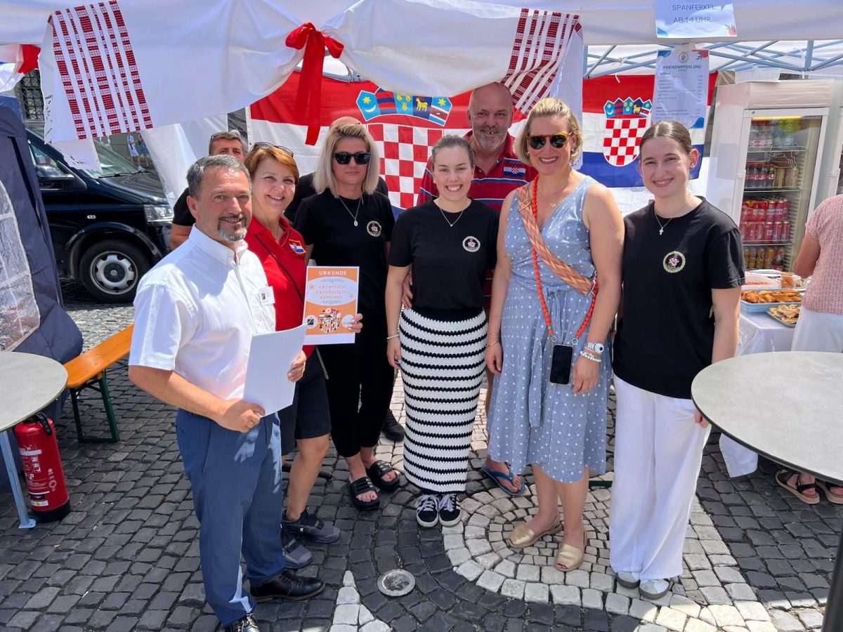 HRVATI NA LJETNOM FESTIVALU U AUGSBURGU: Zapaženi su po narodnim nošnjama, glazbi i gostoljubivosti Hrvati na ljetnom festivalu u Augsburgu / Foto: Fenix (MR)