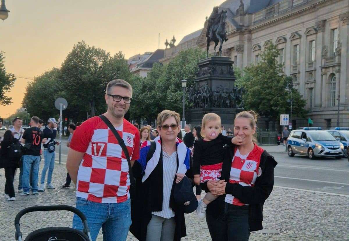BLAGDAN TIJELOVA U BERLINU: Velik broj Hrvata u proslavi jednog od najvažnijih katoličkih blagdana Hrvati u procesiji na blagdan Tijelova u Berlinu / Foto: Fenix (SR)