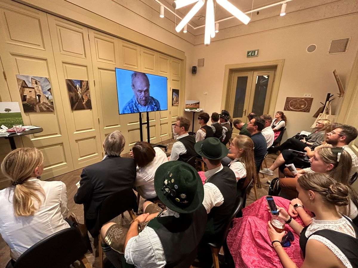 U SRCU PRAGA: Prikazan dokumentarni film „docuMAJA i izložba“S one bane mora” o moliškim Hrvatima Hrvati iz Italije u Pragu / Foto: Fenix (MIC)