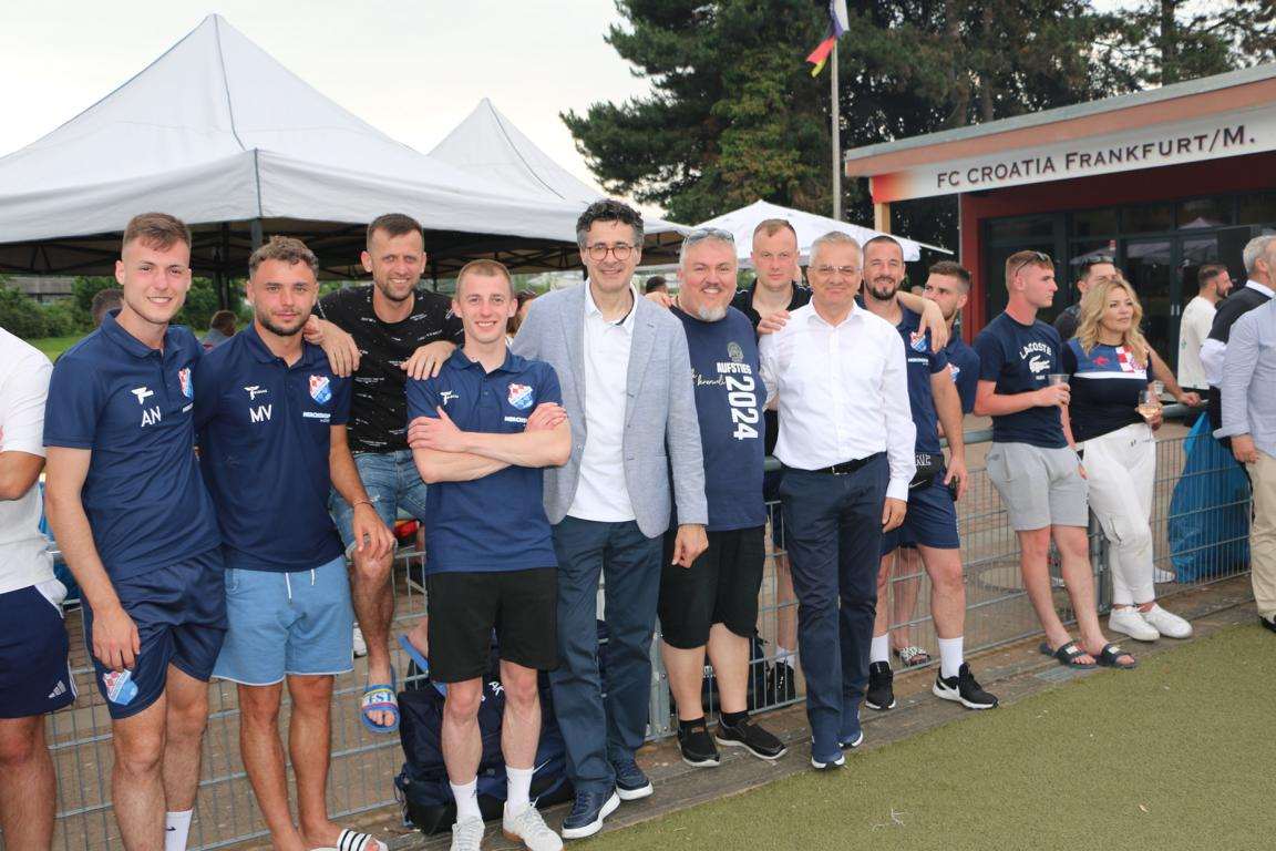 (FOTO i VIDEO) CROATIA CUP 2025. U FRANKFURTU: Pobjednici turnira SV Croatia Griesheim, drugo mjesto pripalo SC Croatiji Mühlheim Ivan Sablić i Zvonko Milas s nogometašima / Foto: Fenix /MD)