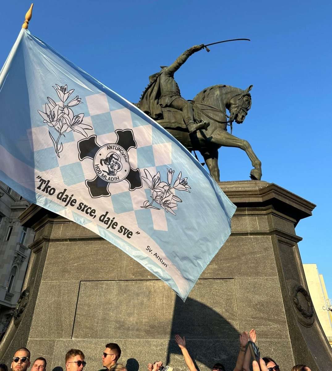 PUT JE TRAJAO DUGO, ALI NIJE BILO UMORA, VEĆ PJESME I VESELJA: Mladi Hrvati iz Wiesbadena i Kelkheima na Antunovskom hodu u Zagrebu Mladi Hrvati iz Wiesbadena i Kelkheima Antunovskom hodu u Zagrebu / Foto: Fenix (Anela Bašić)