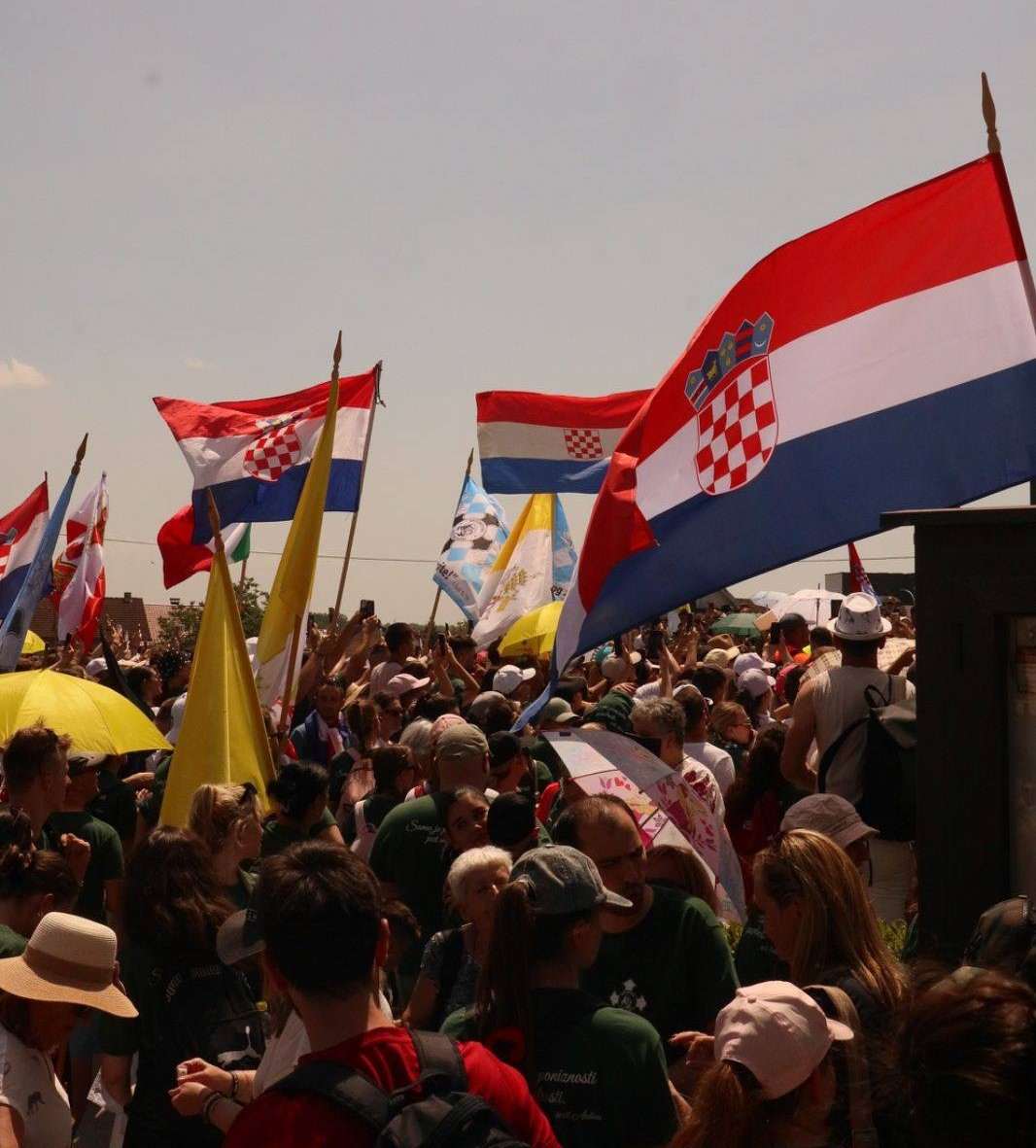 PUT JE TRAJAO DUGO, ALI NIJE BILO UMORA, VEĆ PJESME I VESELJA: Mladi Hrvati iz Wiesbadena i Kelkheima na Antunovskom hodu u Zagrebu Mladi Hrvati iz Wiesbadena i Kelkheima Antunovskom hodu u Zagrebu / Foto: Fenix (Anela Bašić)
