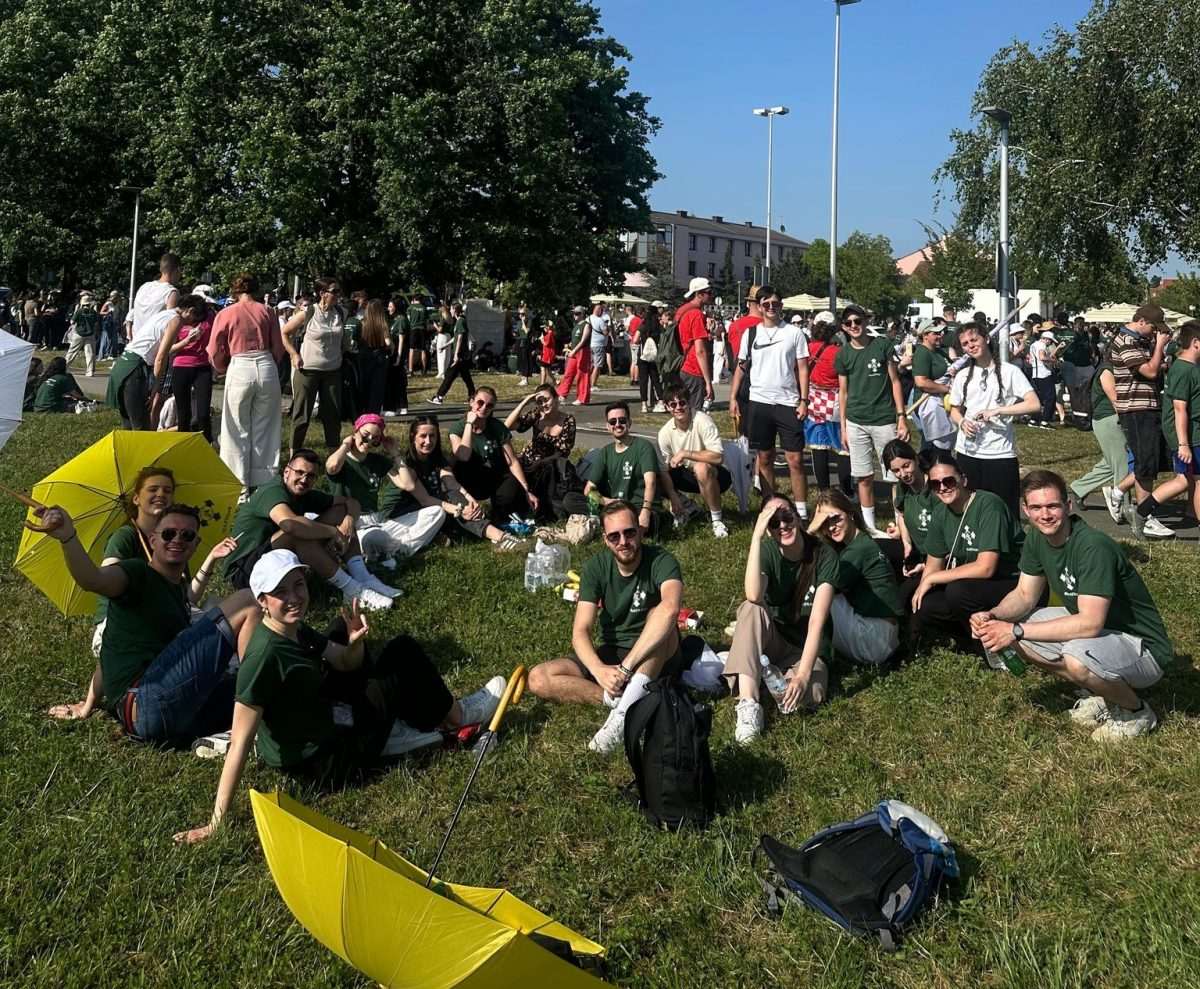 PUT JE TRAJAO DUGO, ALI NIJE BILO UMORA, VEĆ PJESME I VESELJA: Mladi Hrvati iz Wiesbadena i Kelkheima na Antunovskom hodu u Zagrebu Mladi Hrvati iz Wiesbadena i Kelkheima Antunovskom hodu u Zagrebu / Foto: Fenix (Anela Bašić)