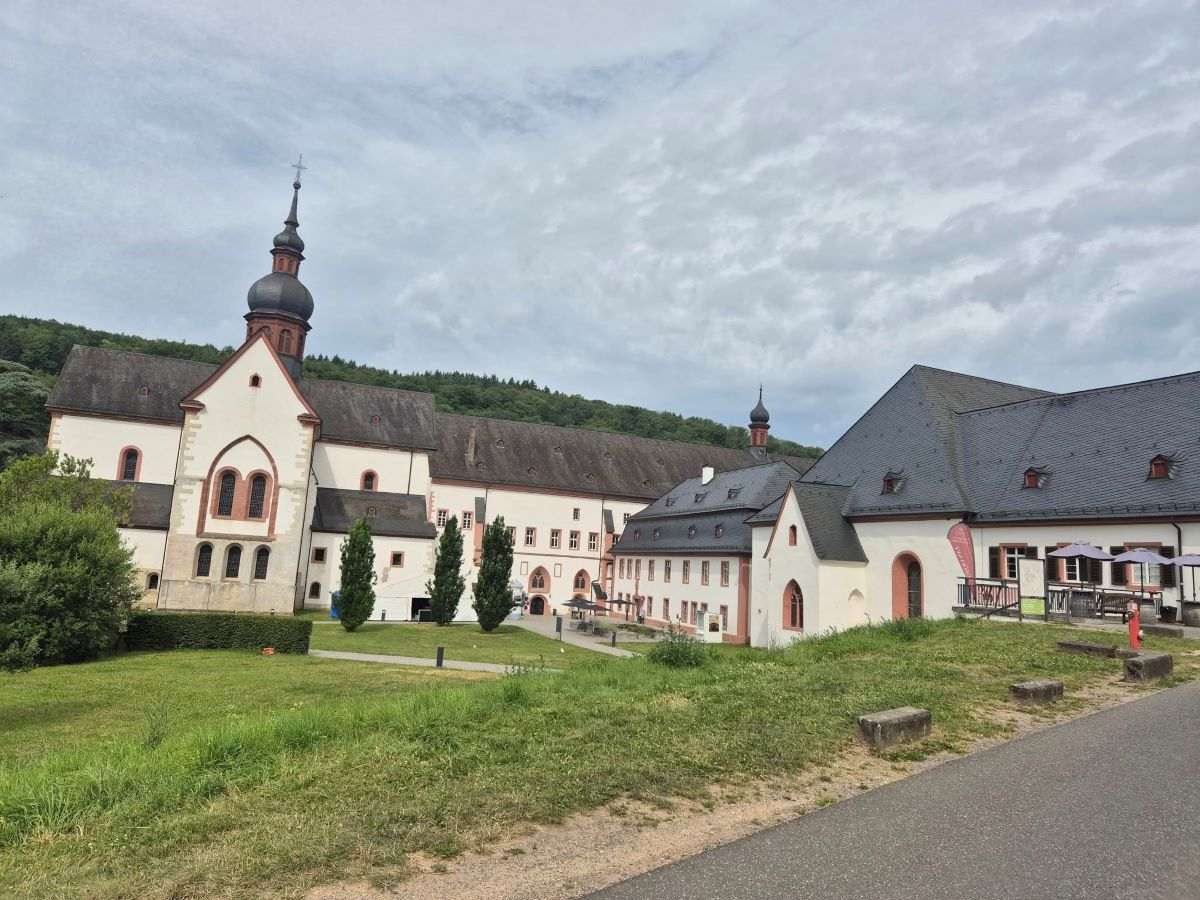 OVDJE SE PROŠLOST NE PAMTI, ONA SE OSJEĆA: U 900 godina starom klosteru Eberbach Sean Connery snimao je film „Ime ruže“ OVDJE SE PROŠLOST NE PAMTI, ONA SE OSJEĆA: U 900 godina starom klosteru Eberbach Sean Connery snimao je film „Ime ruže“